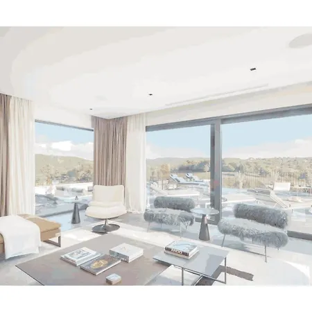 Privatna Vila S Bazenom *
